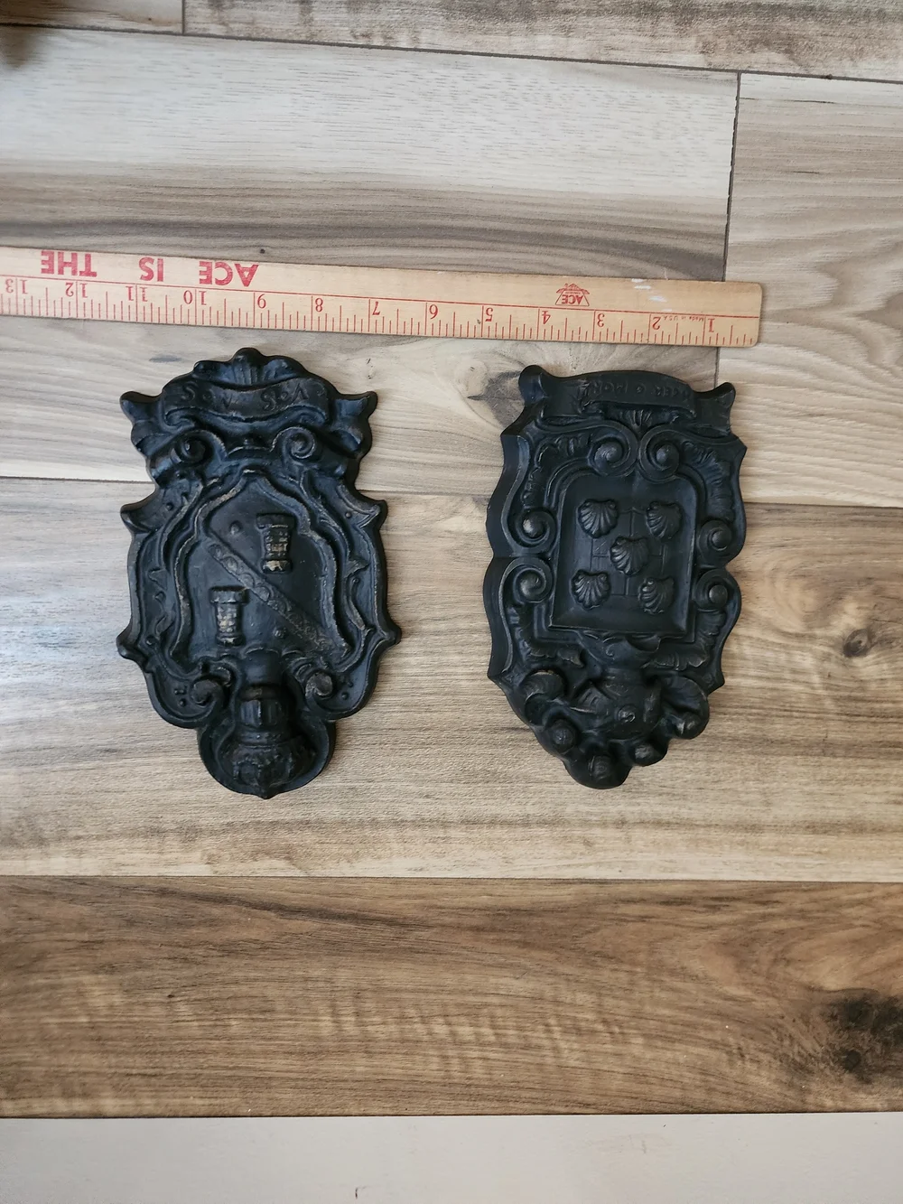 Vintage Heraldic Wall Plaques – Dark Gray Decorative Set